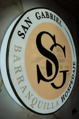a sign for a restaurant with the name sri makhla hospital at Hospedaje san gabriel in Barranquilla