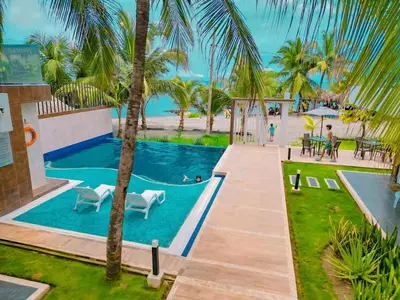 an overhead view of a swimming pool with palm trees at Paraíso frente al mar in Coveñas