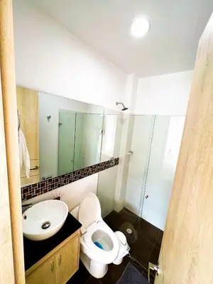 a bathroom with a toilet and a sink at Paraíso frente al mar in Coveñas