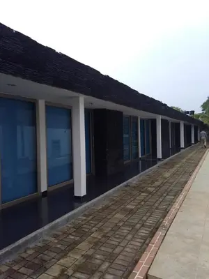 a building with a row of windows and a sidewalk at Apartamento Coveñas Castillo Club Cabaña 5 in Coveñas