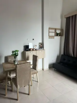 a living room with a table and a couch at Apartaestudio Amoblado Tipo Loft en Barrio la Campiña in Cartagena de Indias