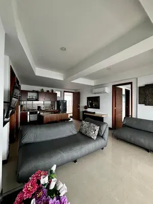 a living room with a couch and a kitchen at Paraíso en Bocagrande con Vista al Mar in Cartagena de Indias