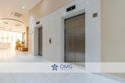 a lobby of an office building with a elevator at CB821 | Apartamento de lujo Vista al Mar Piscina in Cartagena de Indias