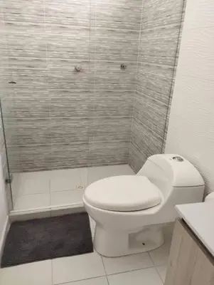 a white bathroom with a toilet and a shower at Apartamento en Cartagena, Zona Urbana in Cartagena de Indias