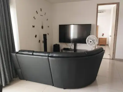 a black couch in a living room with a television at Apartamento en Cartagena, Zona Urbana in Cartagena de Indias