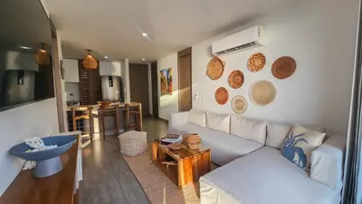 a living room with a white couch and a table at Hermoso apartamento con vista al mar in Cartagena de Indias