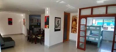 a room with a living room and a dining room at TOLU ALOJAMIENTOS Oasis tropical elegante, relax, apartamento amoblado in San Silvestre