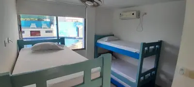 a small room with two bunk beds and a window at TOLU ALOJAMIENTOS Oasis tropical elegante, relax, apartamento amoblado in San Silvestre