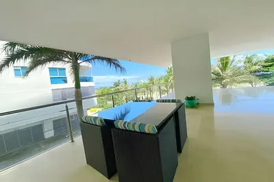a room with a balcony with a bed and a palm tree at 2 dormitorios Morros. Vistas y salida playa in Cartagena de Indias