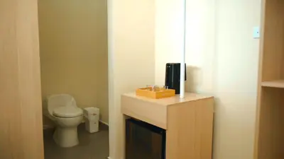 a bathroom with a toilet and a tv on a fireplace at Cosamui Beach House in San Bernardo del Viento