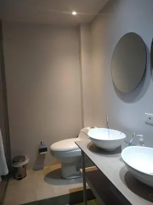 a bathroom with a sink and a toilet and a mirror at Confortable apto en Coveñas in Coveñas