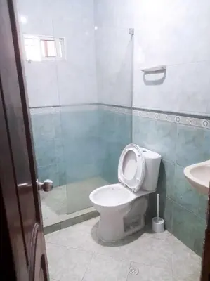 a bathroom with a toilet and a shower and a sink at Hostal Renacer in Cartagena de Indias