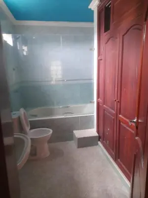 a bathroom with a toilet and a bath tub at Hostal Renacer in Cartagena de Indias