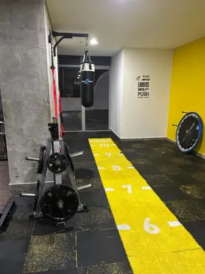 a gym with a yellow stripe on the floor at Infinitum de lujo in Cartagena de Indias