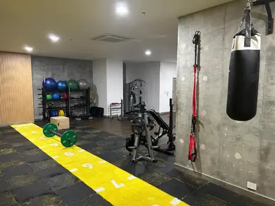 a gym with a punching bag on the wall at Infinitum de lujo in Cartagena de Indias