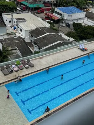 an overhead view of a large swimming pool at Lujoso Apartamento Cartagena - 2 mins aeropuerto in Cartagena de Indias