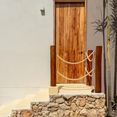 a wooden door with a rope around it at Cabaña privada & Villas Iluka in Coveñitas