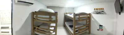 a small room with two bunk beds in it at Hermosa casa cerca de la playa in Cartagena de Indias