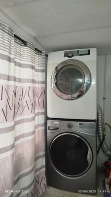 a washing machine and a microwave in a room at Hermosa casa cerca de la playa in Cartagena de Indias