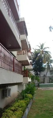 a building with balconies and plants in a yard at Apartamento El Cabrero in Cartagena de Indias
