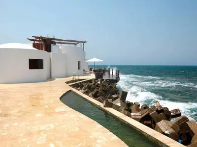a building next to the ocean with the waves at Isla Pelícano in Isla Grande