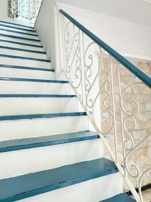 a staircase with blue and white stairs withsteel railings at Muy cerca del mar, areopuerto y centro histórico in Cartagena de Indias