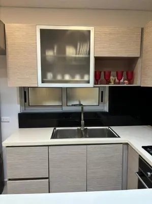 a kitchen with a sink and a microwave at Amplio y hermoso apartamento para disfrutar in Barranquilla