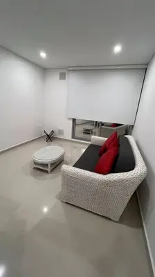 a living room with a couch with a red pillow at Amplio y hermoso apartamento para disfrutar in Barranquilla