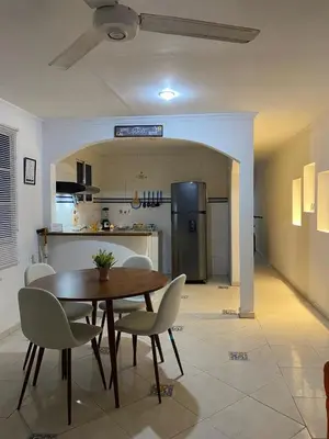 a kitchen and dining room with a table and chairs at Cómodo apartamento para hospedaje in Cartagena de Indias
