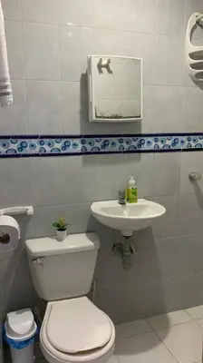 a bathroom with a toilet and a sink at Cómodo apartamento para hospedaje in Cartagena de Indias