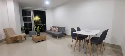 a living room with a table and chairs at Excelente Apartamento Duplex in Sincelejo