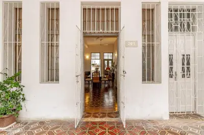 an open door to a dining room in a building at Loft en Corazón de Ciudad Antigua in Cartagena de Indias