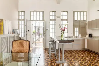 a kitchen with a table and chairs in a room at Loft en Corazón de Ciudad Antigua in Cartagena de Indias