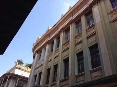 a building with many windows on the side of it at Loft en Corazón de Ciudad Antigua in Cartagena de Indias