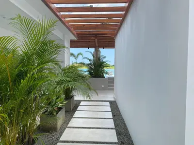 a walkway leading to the backyard of a house with plants at Apartamento 4g Baia Kristal Cartagena in Cartagena de Indias