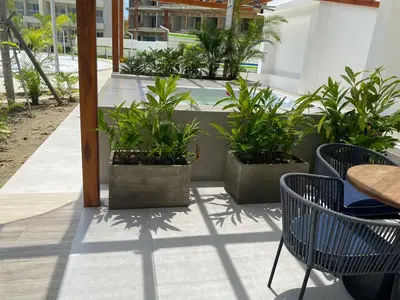 a patio with a table and chairs and plants at Apartamento 4g Baia Kristal Cartagena in Cartagena de Indias