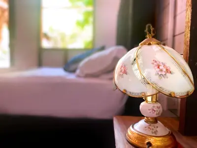 a lamp on a table next to a bed at Palma Plata islas del Rosario in Isla Grande