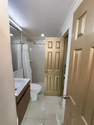 a bathroom with a white toilet and a sink at EM2-1G APARTAMENTO DE 2 HAB CERCA AL MAR ZONA RESIDENCIA WIFi Y PARQUEADERO in Cartagena de Indias