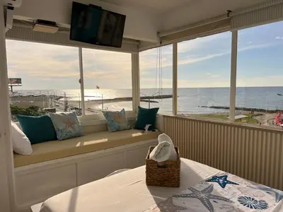 a room with a window seat with a view of the ocean at Apartamento con vista al mar Cartagena piscina in Cartagena de Indias