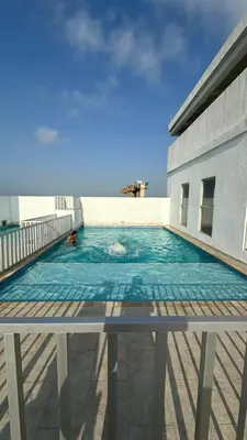 a swimming pool on the side of a building at Apartamento amoblado cerca al mar in Cartagena de Indias