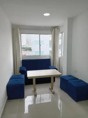 a living room with a blue couch and a table at EM3-2G APARTAMENTO DE 4 HAB EN ZONA RESIDENCIAL CON AIRE ACONDICIONADO Wifi Y PARQUEADERO in Cartagena de Indias