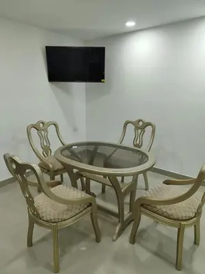 a table and two chairs and a tv on a wall at EM3-2G APARTAMENTO DE 4 HAB EN ZONA RESIDENCIAL CON AIRE ACONDICIONADO Wifi Y PARQUEADERO in Cartagena de Indias
