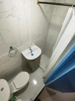 a white bathroom with a toilet and a sink at EM3-2G APARTAMENTO DE 4 HAB EN ZONA RESIDENCIAL CON AIRE ACONDICIONADO Wifi Y PARQUEADERO in Cartagena de Indias