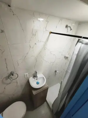 a white bathroom with a sink and a toilet at EM3-2G APARTAMENTO DE 4 HAB EN ZONA RESIDENCIAL CON AIRE ACONDICIONADO Wifi Y PARQUEADERO in Cartagena de Indias