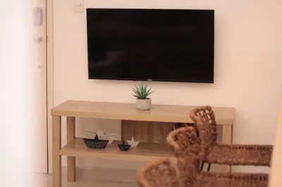 a living room with a tv and two chairs at HERMOSOS APARTAMENTOS EN La CIUDAD VIEJA in Cartagena de Indias