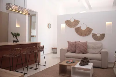 a living room with a couch and a table at HERMOSOS APARTAMENTOS EN La CIUDAD VIEJA in Cartagena de Indias