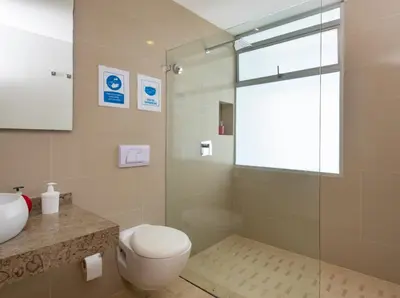 a bathroom with a toilet and a glass shower at APARTAMENTO GRANDE CARTAGENA La Matuna in Cartagena de Indias