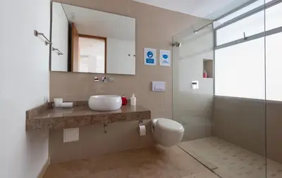 a bathroom with a sink and a toilet and a mirror at APARTAMENTO GRANDE CARTAGENA La Matuna in Cartagena de Indias