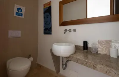 a bathroom with a sink and a toilet and a mirror at APARTAMENTO GRANDE CARTAGENA La Matuna in Cartagena de Indias