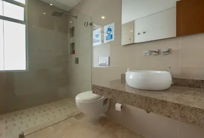 a bathroom with a sink and a toilet and a shower at APARTAMENTO GRANDE CARTAGENA La Matuna in Cartagena de Indias